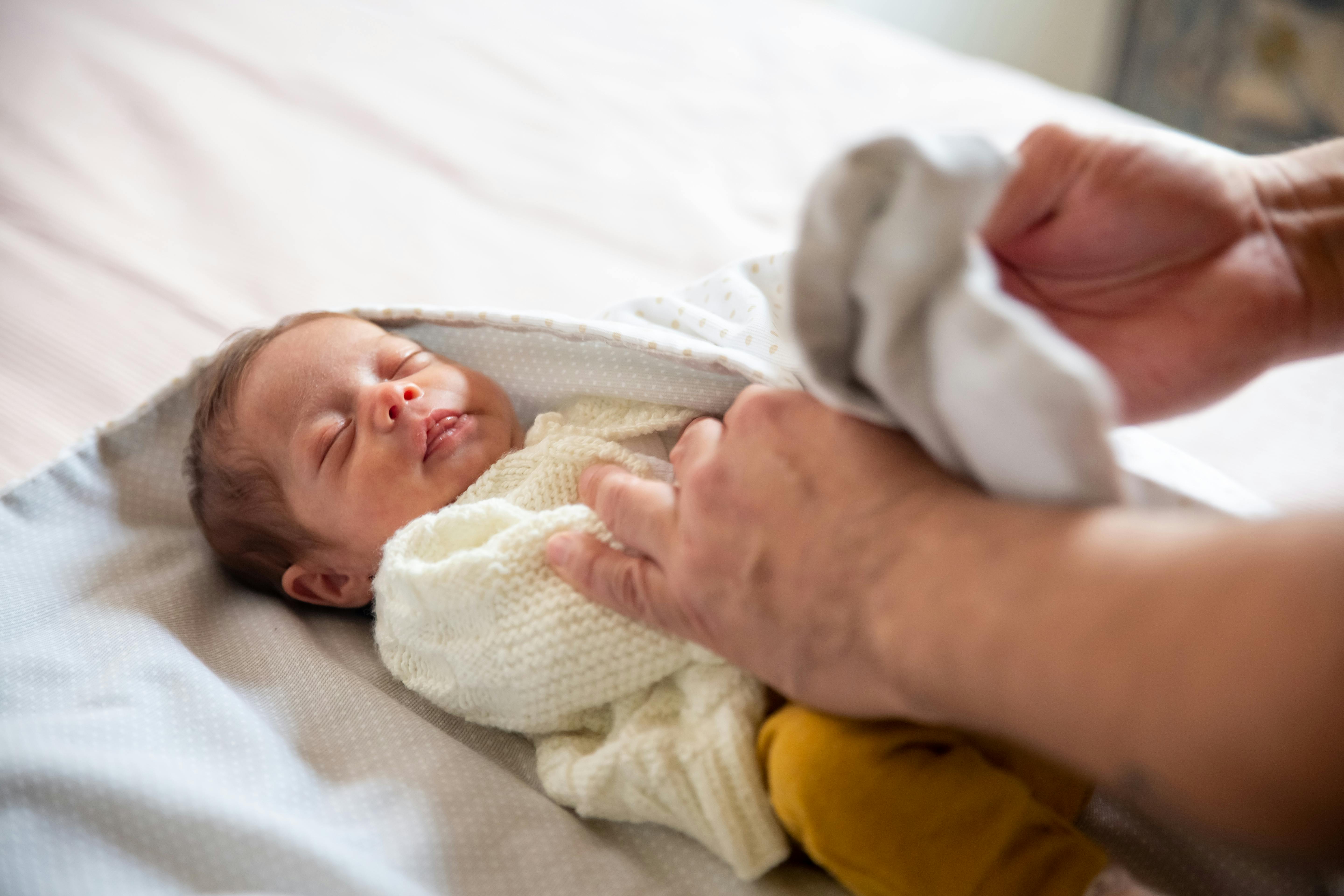 Couverture emmaillotage bébé : un indispensable pour les nouveaux-nés