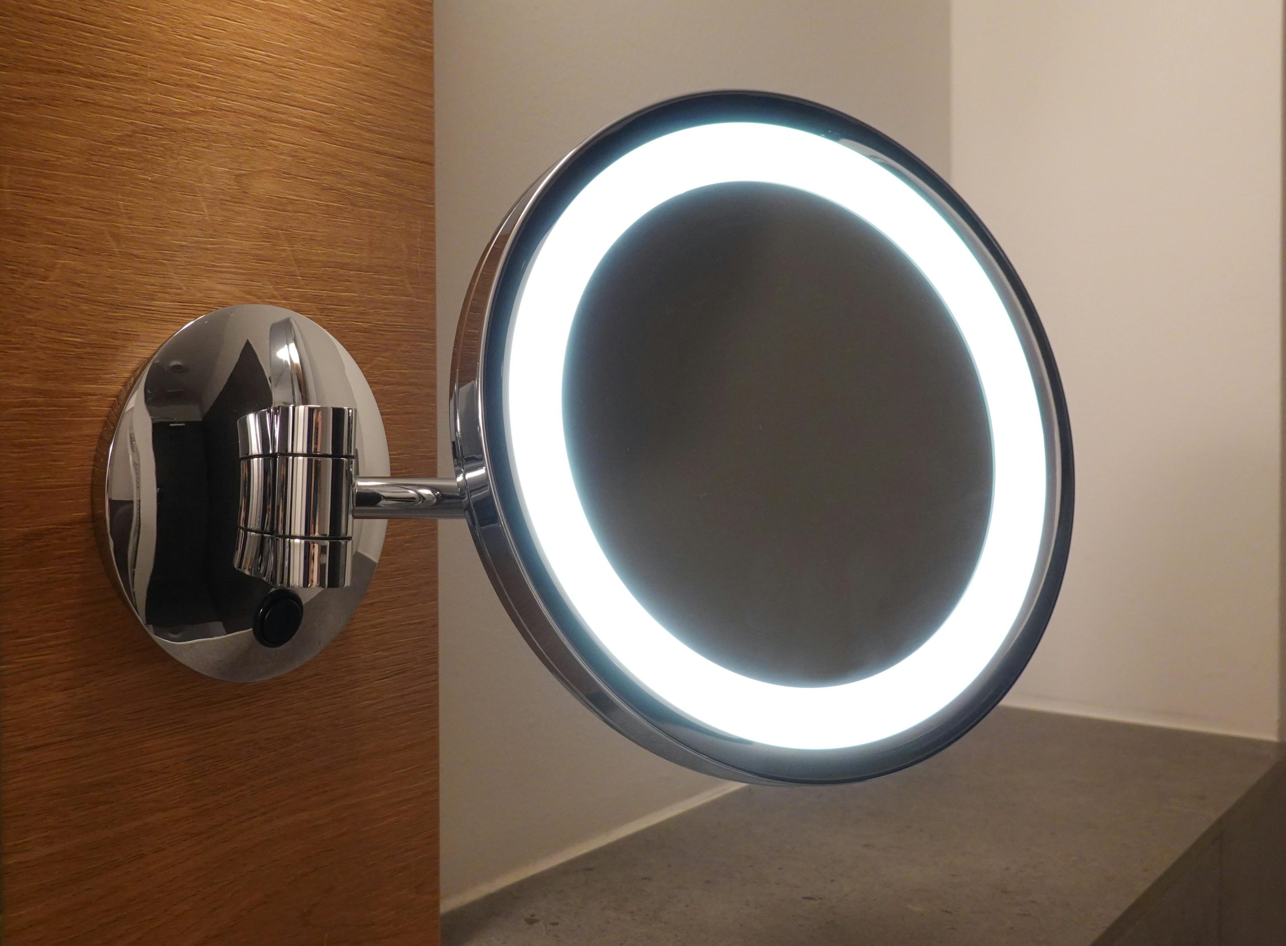 Elegant LED Mirror: The Perfect Blend of Luxury and Functionality