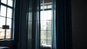 Bekijk stijlvolle verduisterende gordijnen die elegant over de ramen vallen en zorgen voor optimale privacy.